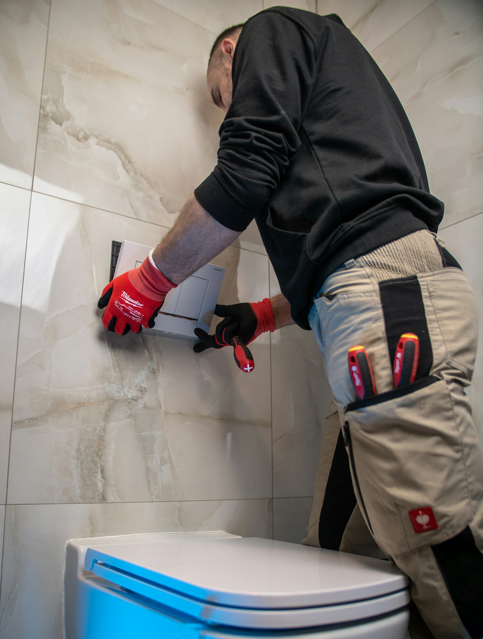 Concealed cistern flush plate